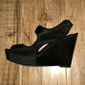 V E R A W A N G // BLACK SLING BACK WEDGE